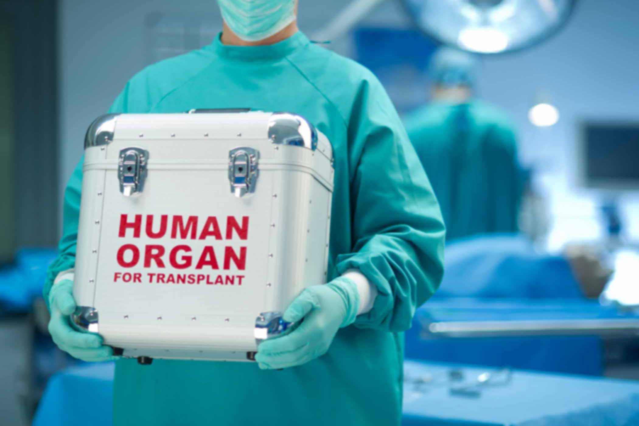 New-Jersey-Organ-and-Tissue-Donation nurse holding a human organ container